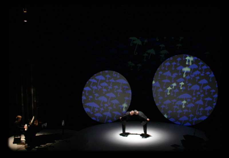 Erik Satie, mémoire d'un amnésique, une pièce de théâtre mise en scène par le Théâtre National  de Toulouse, création vidéo : Sébastien Sidaner.